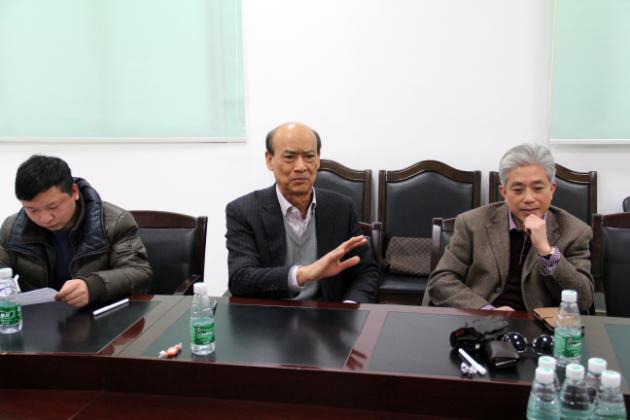 图3、企业副总欧家瑞（中）一定币游举行优异专卖店评选五年来所取得的效果，右一为企业市场总监王勇.jpg