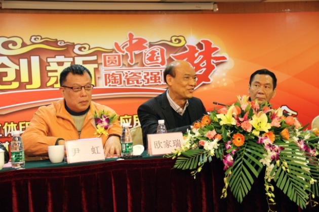 图3、企业副总欧家瑞（左二）在新闻宣布会上精彩讲话，赢得满堂喝彩
