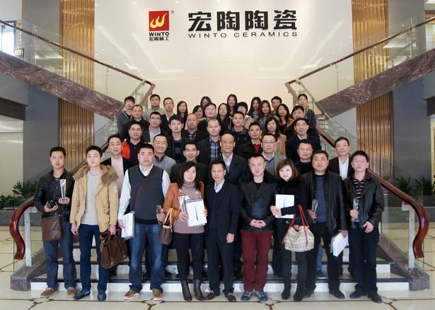 图2、企业相关向导、币游各销售老总、获奖经销商代表、销售营业代表及设计师代表在展厅大堂大合影