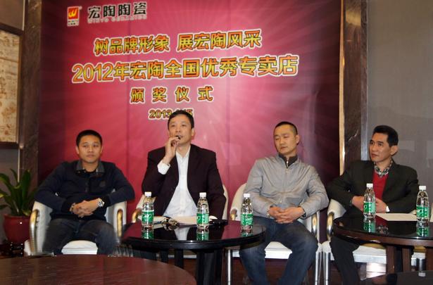 图3、主持人币游市场总监霍达炎宣布天下优异专卖店获奖名单
