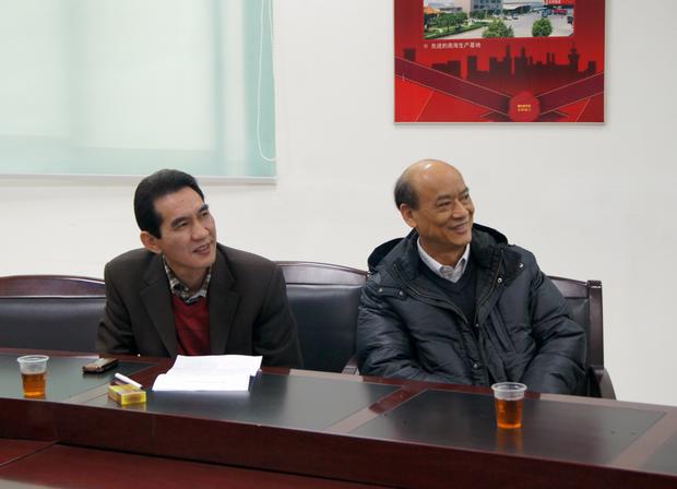 图2、企业副总欧家瑞（右一）、币游销售总司理陆志江对参评专卖店装修效果感应知足