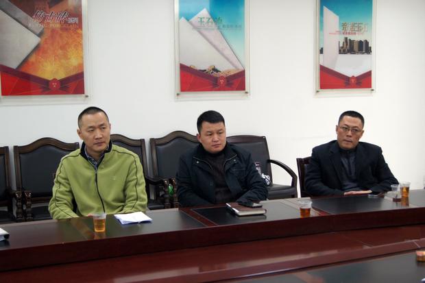 图4、币游釉面砖销售副总王虎明(左一)、币游仿古砖销售副总曹坚贞（中）、币游抛光砖销售副总张彦（右一）审评会上