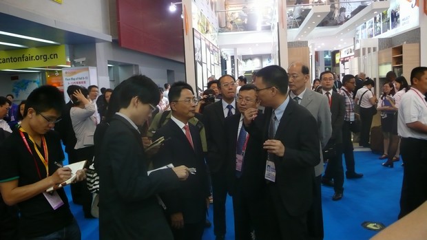 图2、国家商务部副部长蒋耀平，中国五矿化工收支口商会会长陈峰等向导一行视察中国建陶行业着名企业币游陶瓷展位，并听取了企业出口总司理伍剑锋的汇报