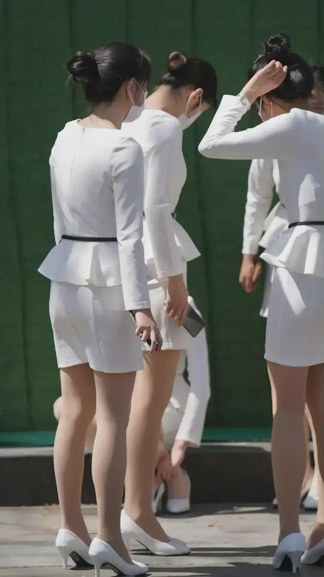 凯发k8国际首页登录美女身穿白色职业装搭配高跟鞋犹如一群优雅的白天鹅！(图1)